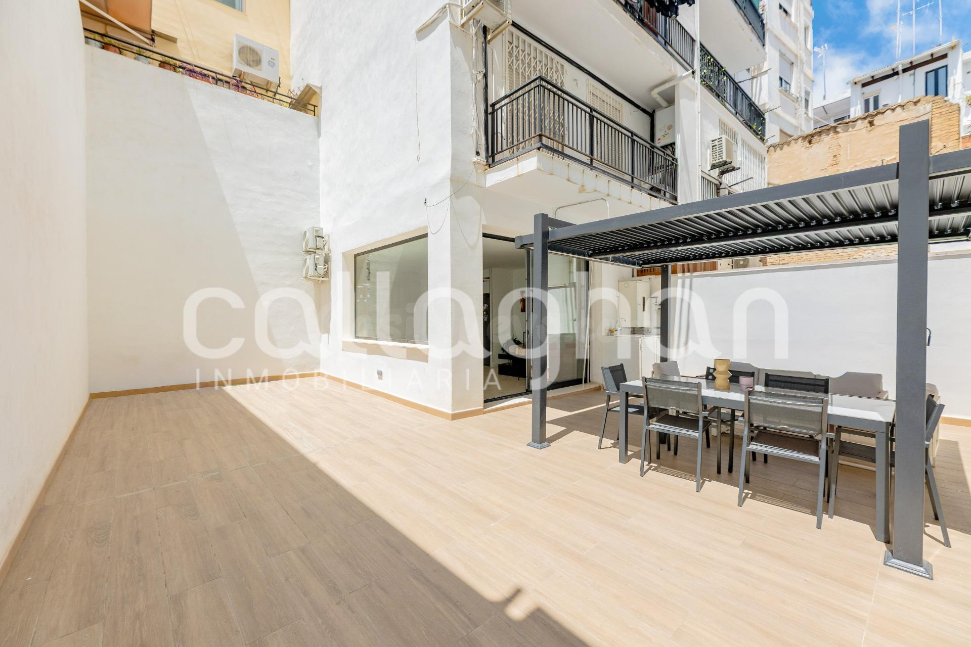 Vivienda en planta baja con una terraza de 70 metros