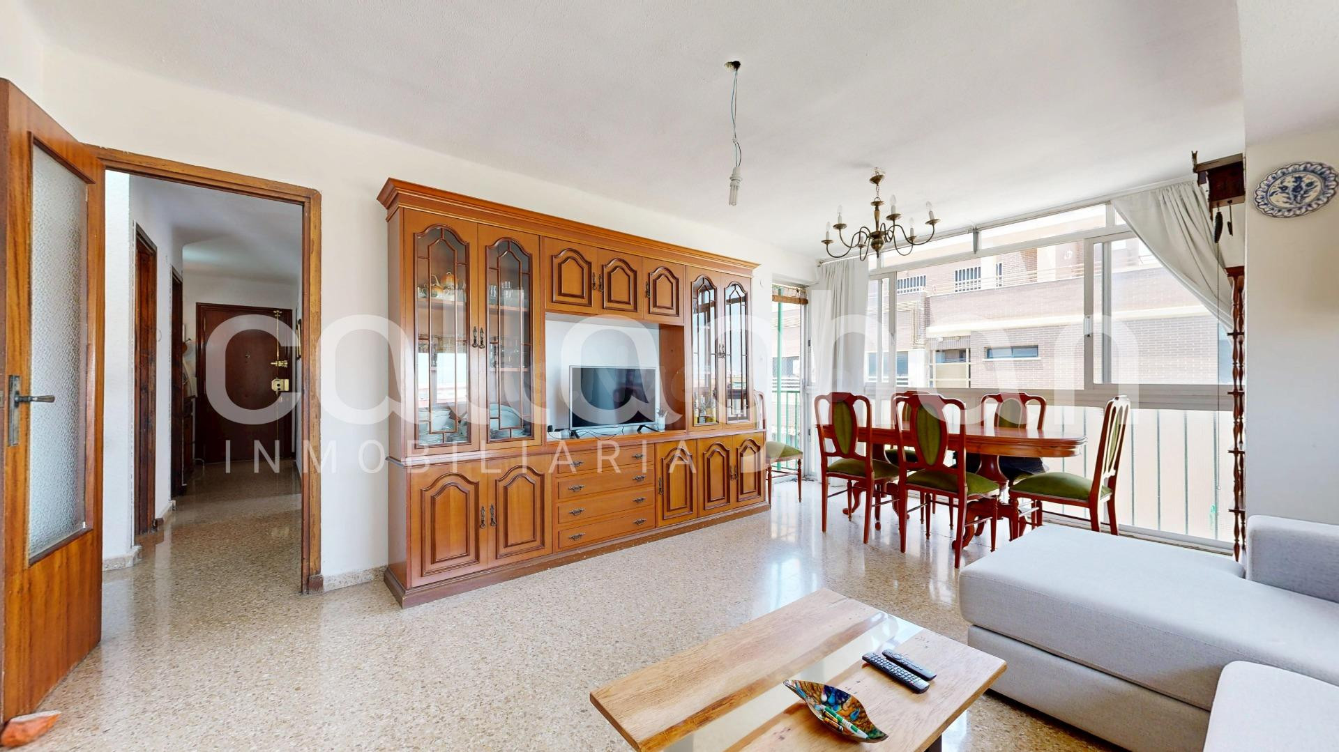 Ático con terraza en Malilla: una oportunidad única para crear la vivienda de tus sueños