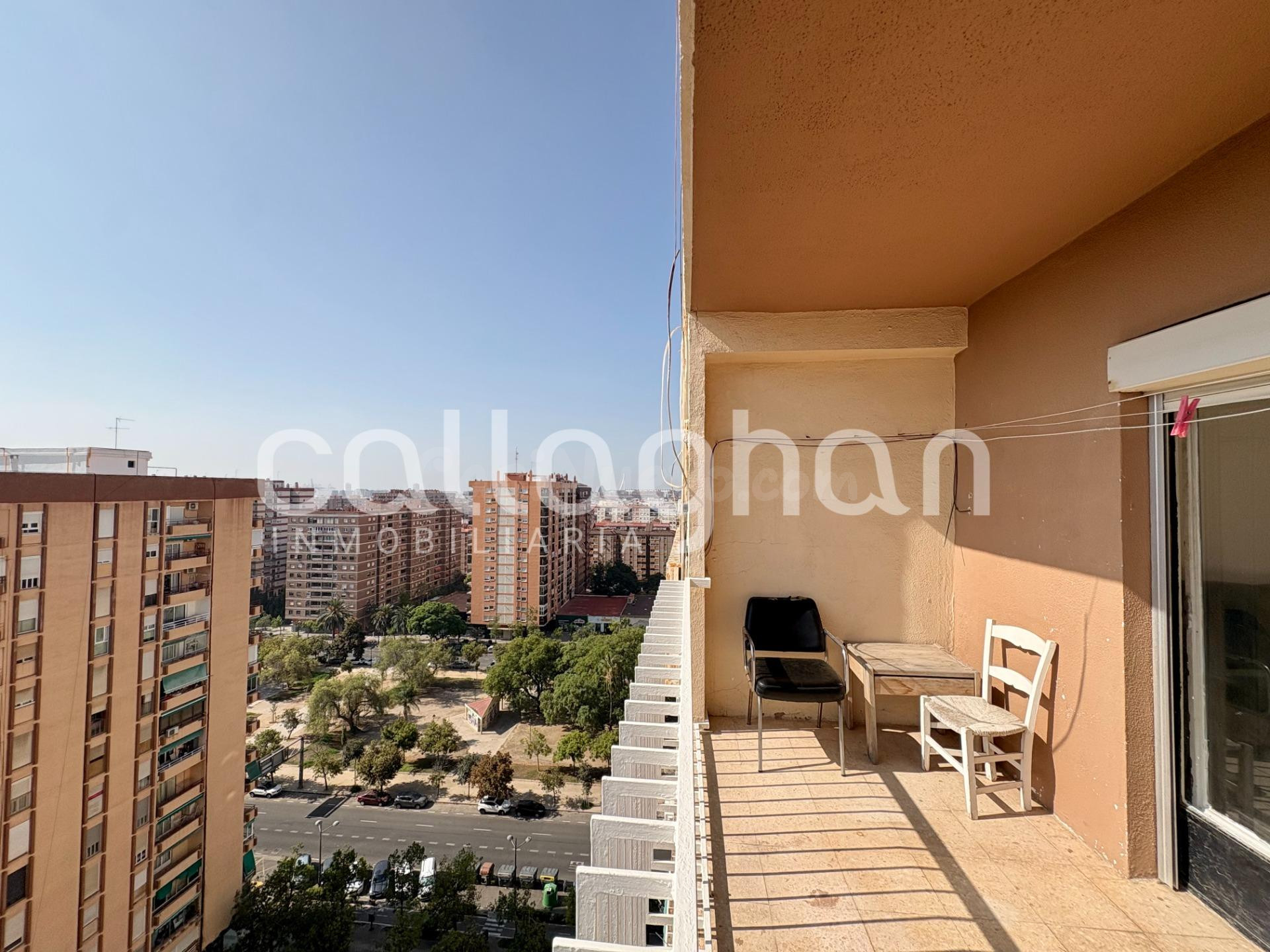 Magnífico piso completamente amueblado, distribuido en 4 habitaciones, 2 baños.