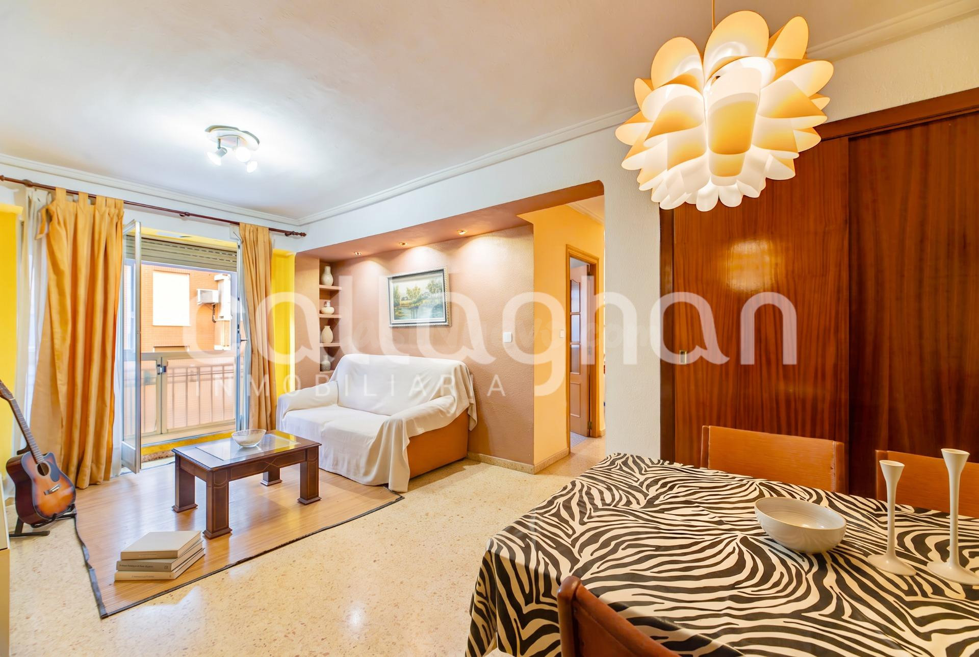 75 m2 muy bien aprovechados, dos dormitorios y balcón en Torrefiel