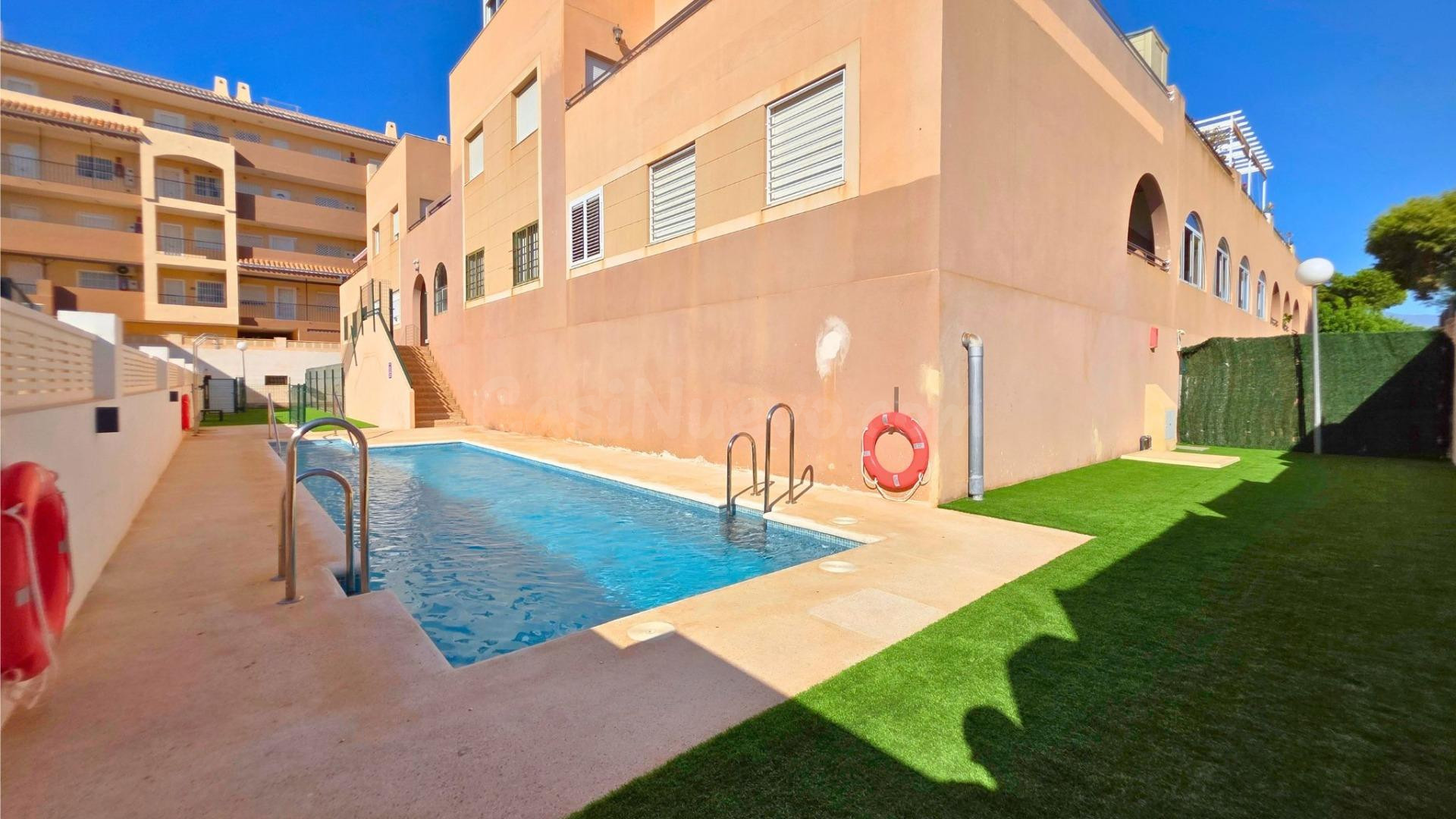 ☀️ ¡Tu piso ideal junto al mar! Bajo elevado (altura de 1º) con 2 hab., terraza, piscina y garaje a 550m de la playa