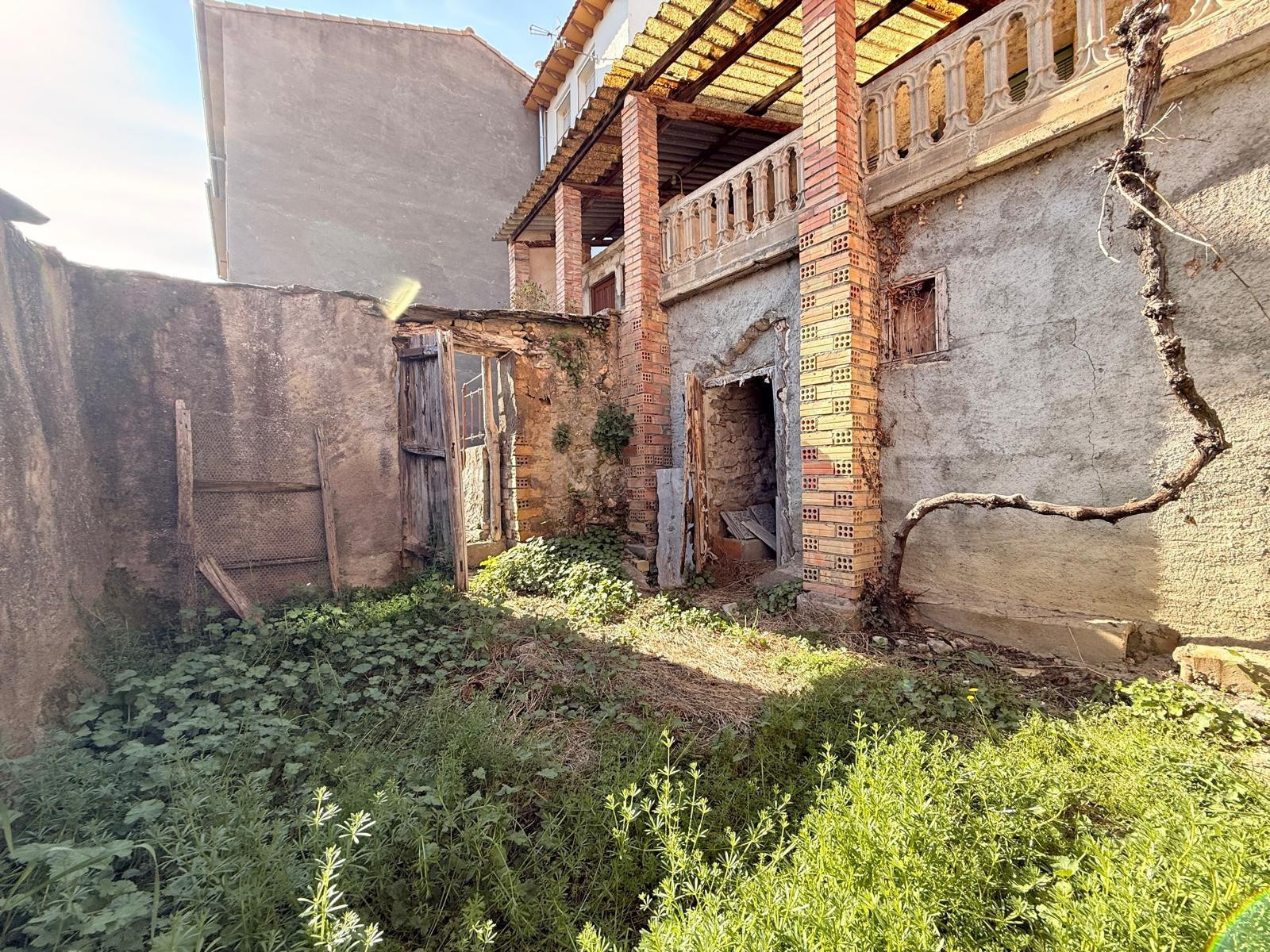 Casa de pueblo con jardín y vistas despejadas en entorno rural