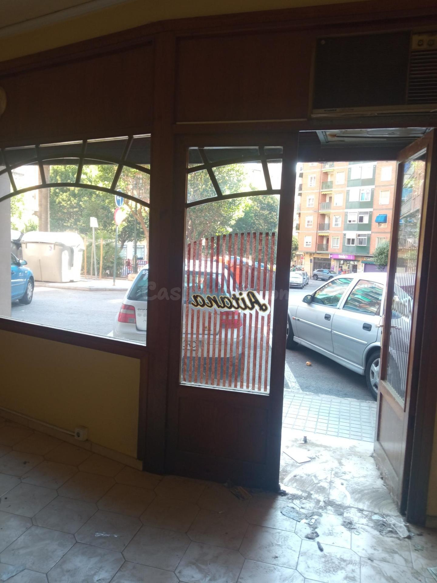 SE ALQUILA LOCAL EN SANTA ROSA- PZA JAIME EL CONQUISTADOR-