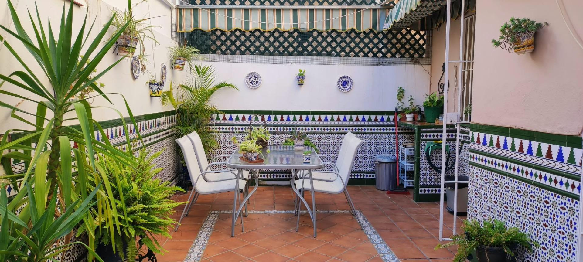 MAGNÍFICO ADOSADO EN VENTA EN EL CASCO ANTIGUO DE MAIRENA DEL ALJARAFE.
