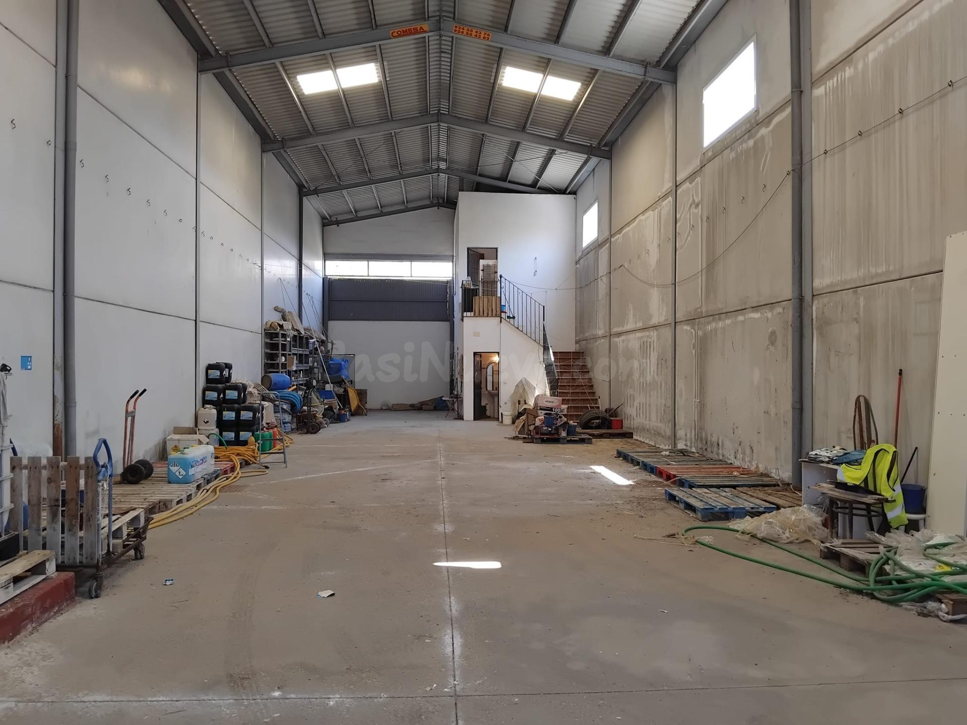 SE VENDE NAVE INDUSTRIAL EN POLIG. EL LIMÓN DE PALOMARES DEL RÍO.