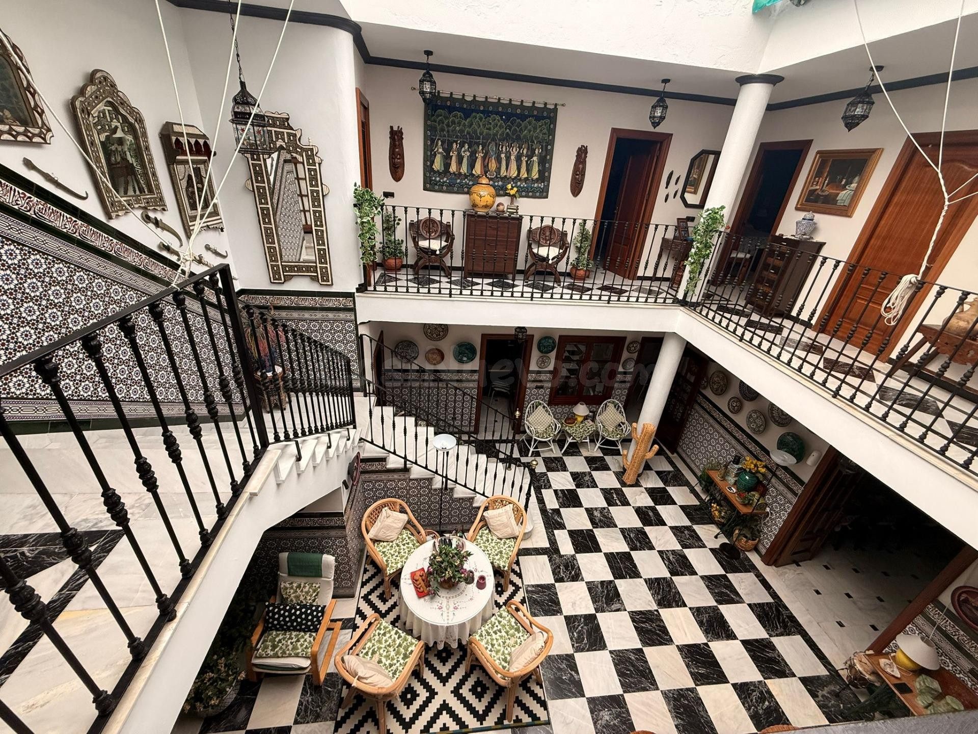 Casa independiente con patio estilo cordobés y gran garaje en Algeciras