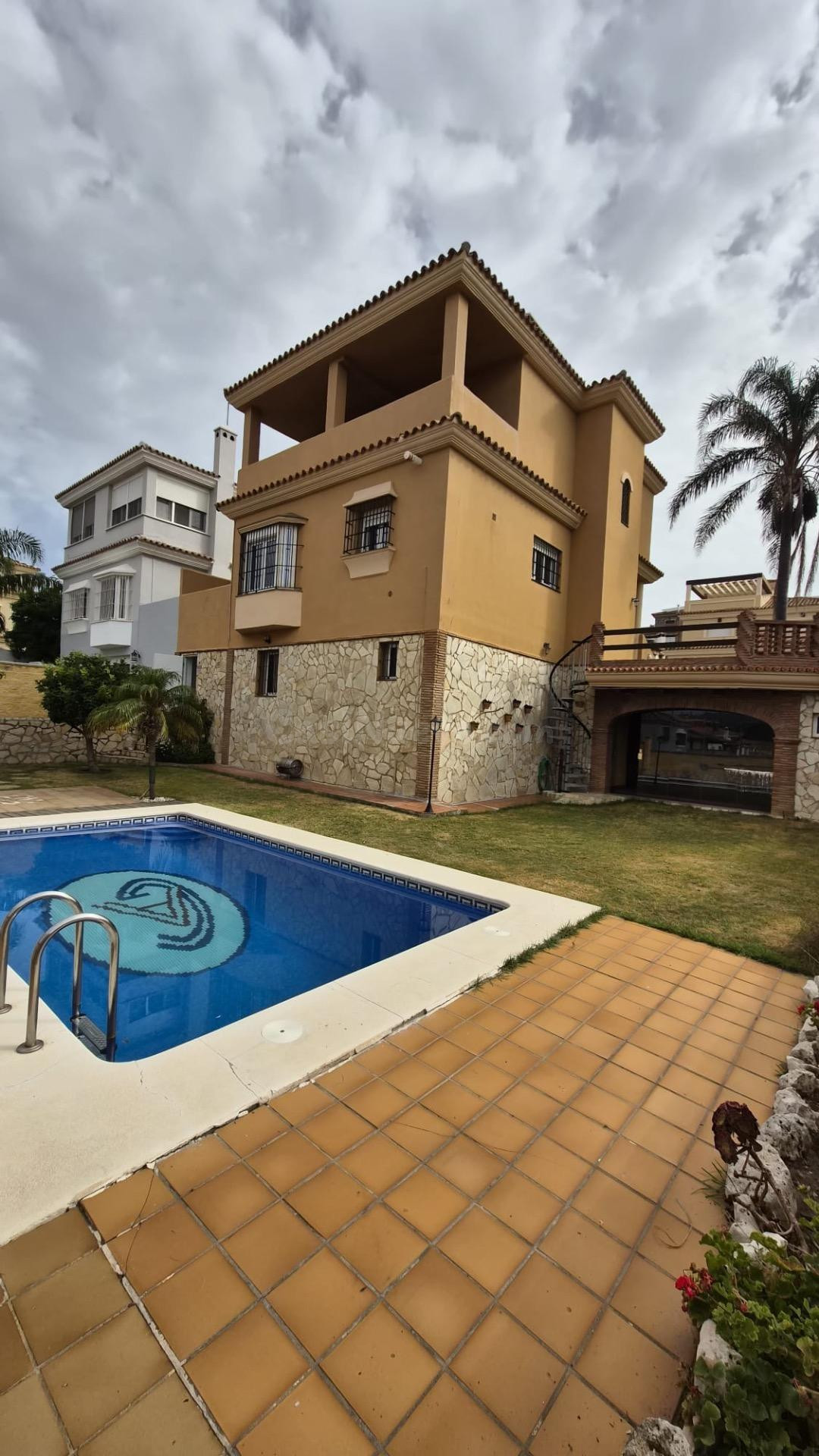 Exclusiva Villa Independiente con Piscina Privada en Getares Norte – Algeciras