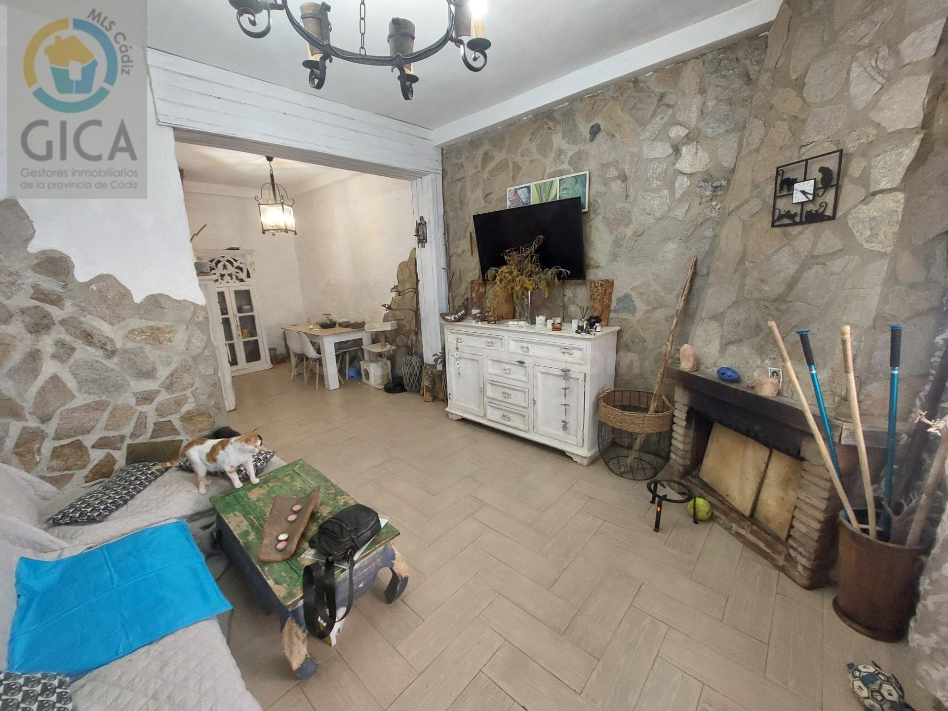 Casa con amplia terraza en zona semicéntrica de Algeciras