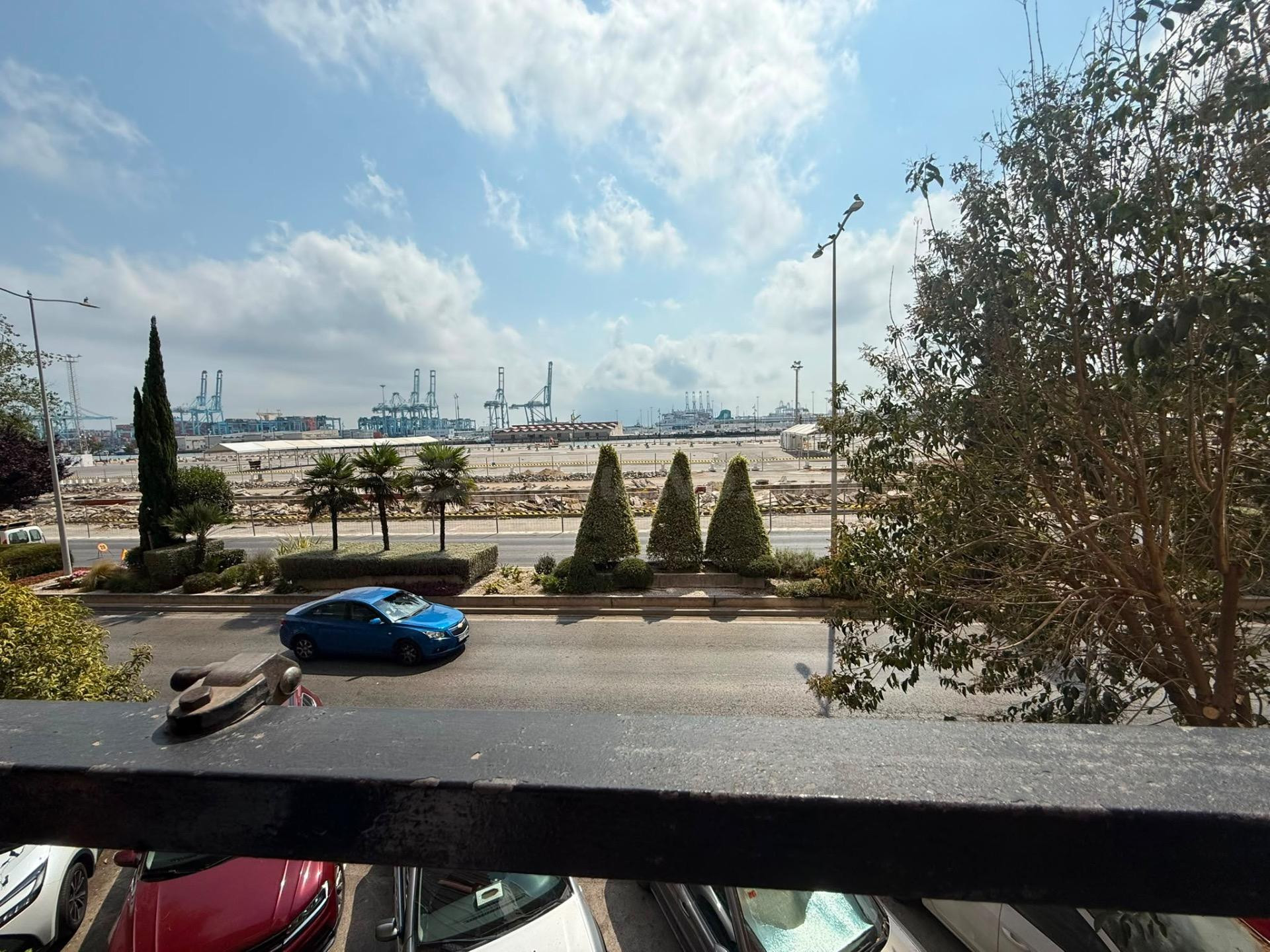 Amplia vivienda con terraza en Avenida Virgen del Carmen, Algeciras