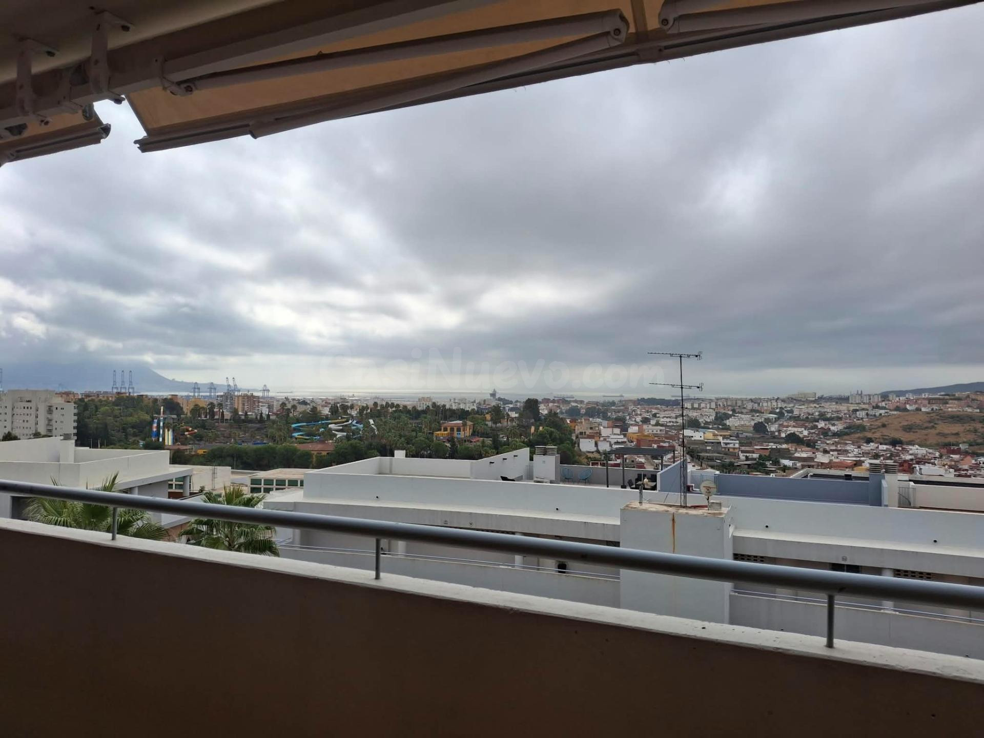 Piso con terraza, vistas y piscina comunitaria en Mirador de la Bahía, Algeciras