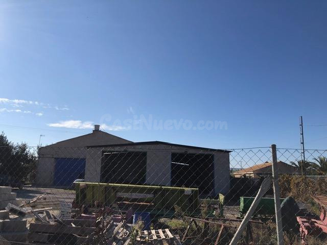 Finca Rústica con 2 Navesde 400 m2 aprox, cada una y una casa de 100 m2