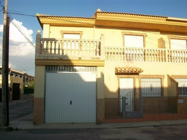 CASA EN ESQUINA A LA VENTA EN IZNALLOZ (GRANADA)
