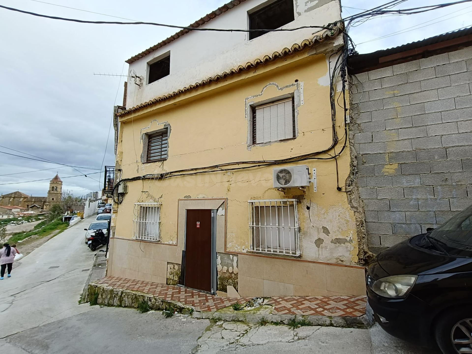 CASA ADOSADA EN LOJA