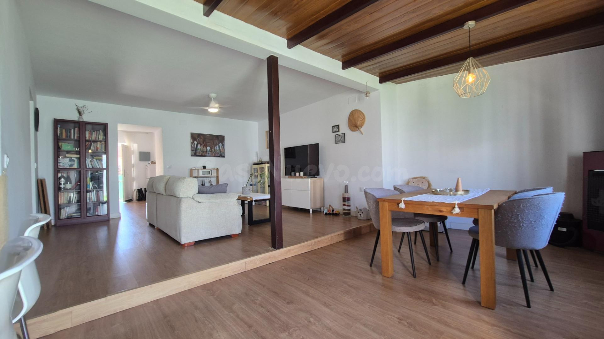 Casa en venta de una sola planta y patio trasero con alto potencial en el centro de Mairena del Aljarafe.