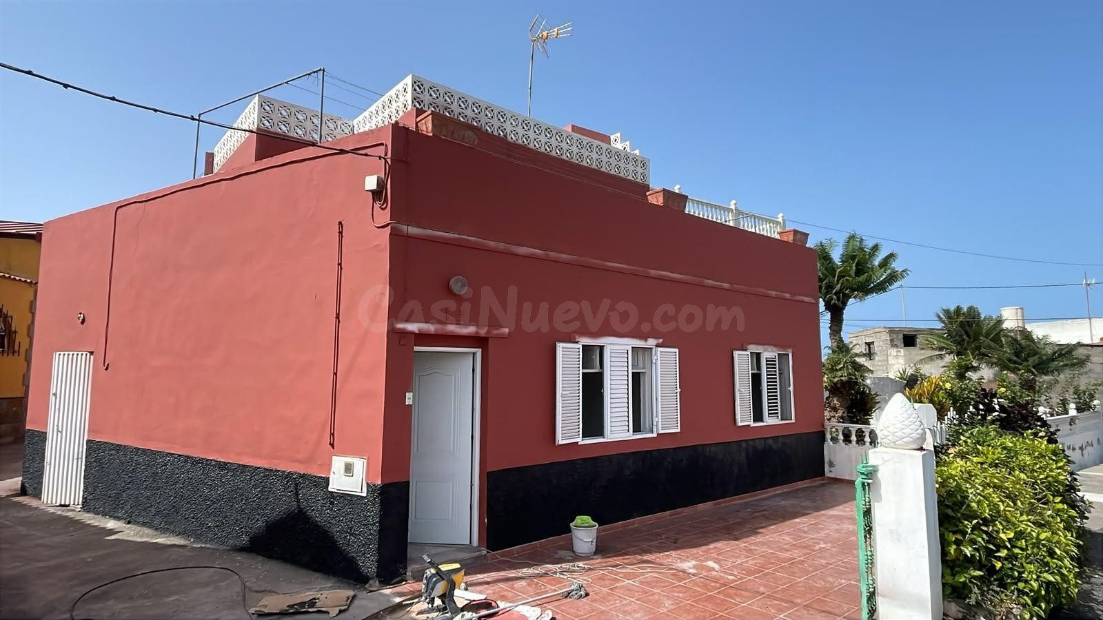 Casa terrera con garaje, jardín y vivienda superior independiente – Arucas, Gran Canaria