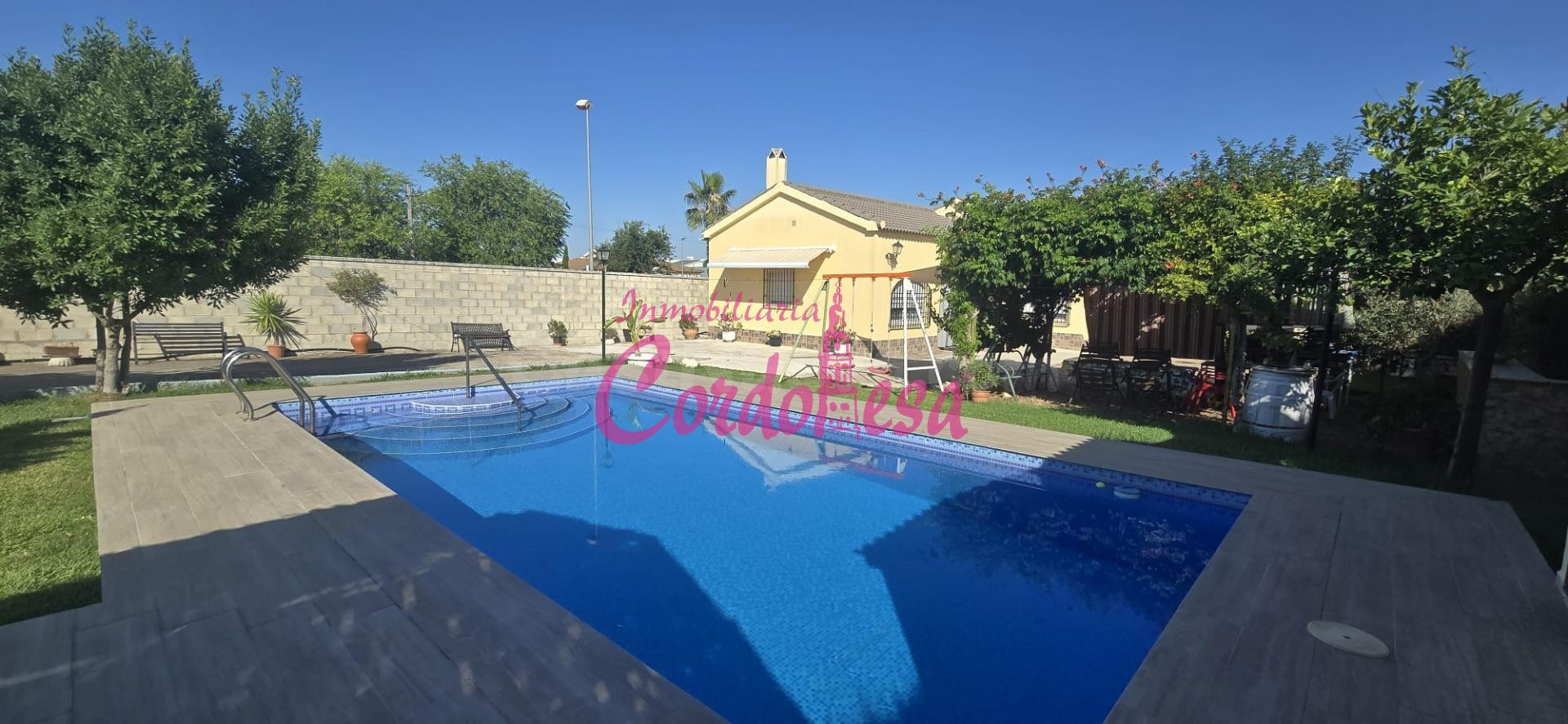 Oportunidad Única: Parcela de 1260 m2 con Dos Casas y Piscin