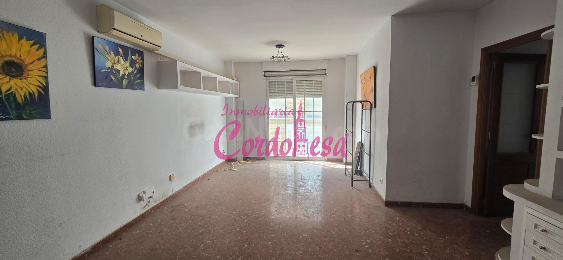 Amplio y Conservado Piso en Avenida Barcelona - Oportunidad Única