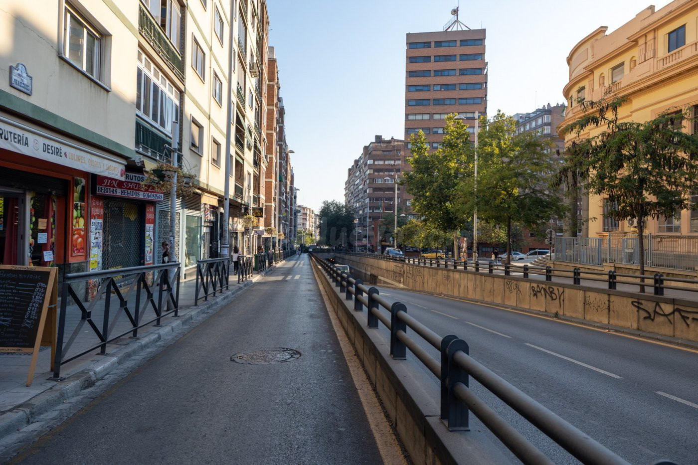 Local comercial en Avda. Madrid, frente a la antigua Facultad de Medicina.