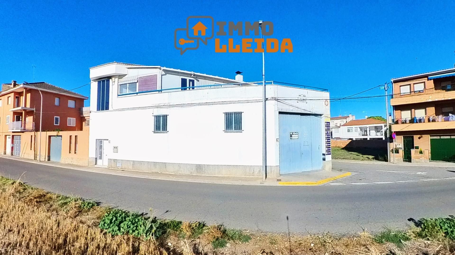 OPORTUNIDAD Casa adosada con almacén y patio