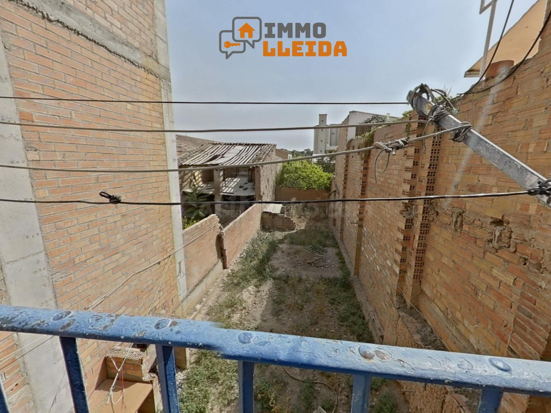 OPORTUNIDAD Casa adosada en Bellpuig con patio - foto 2