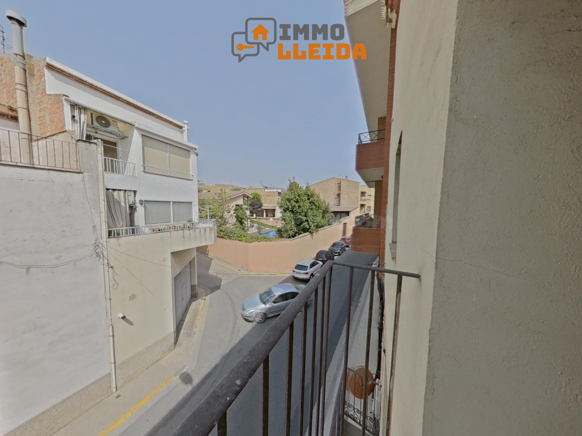 OPORTUNIDAD Casa adosada en Bellpuig con patio - foto 4