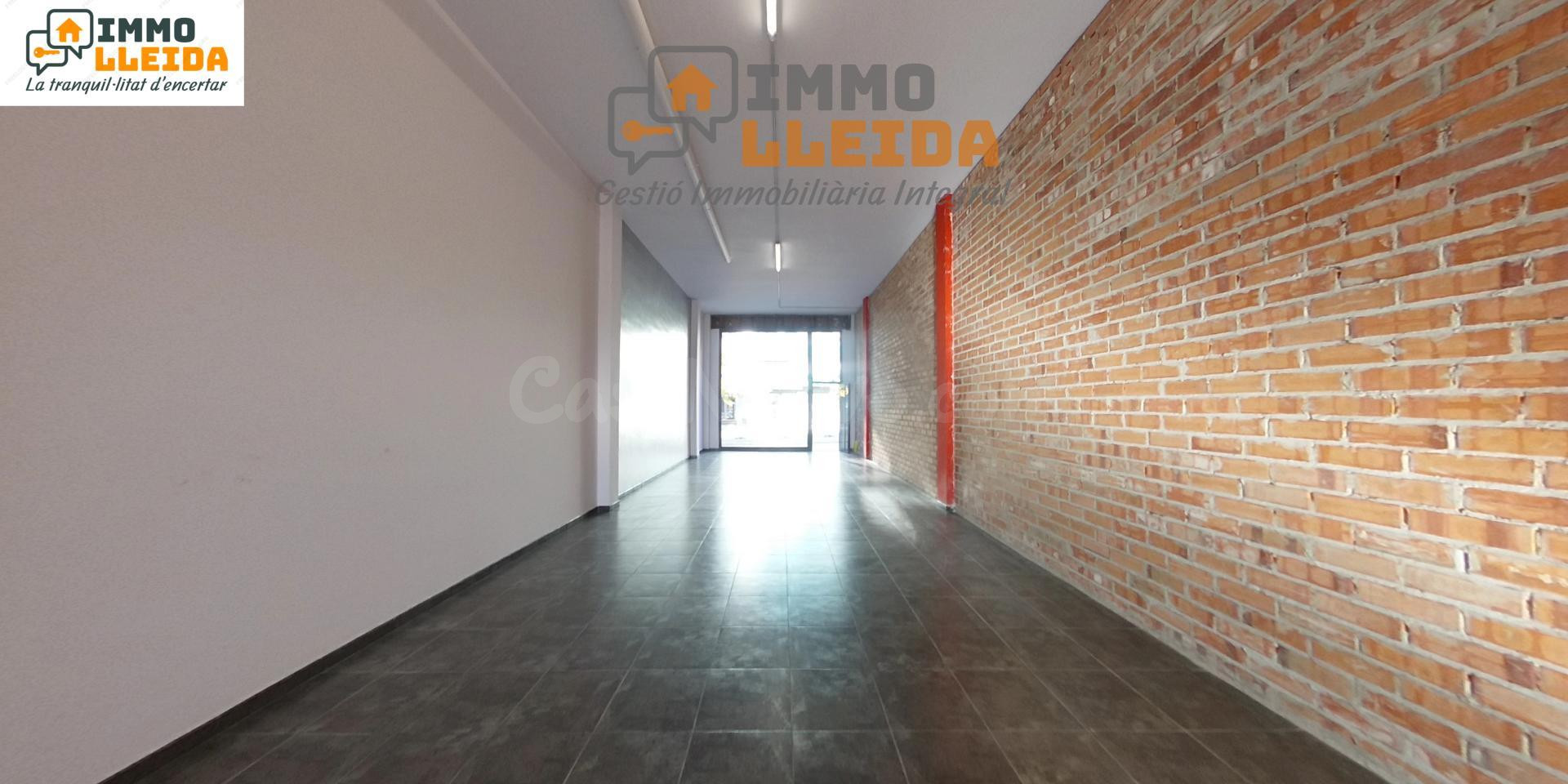 ¡Amplio local situado al lado de la zona comercial en auge d