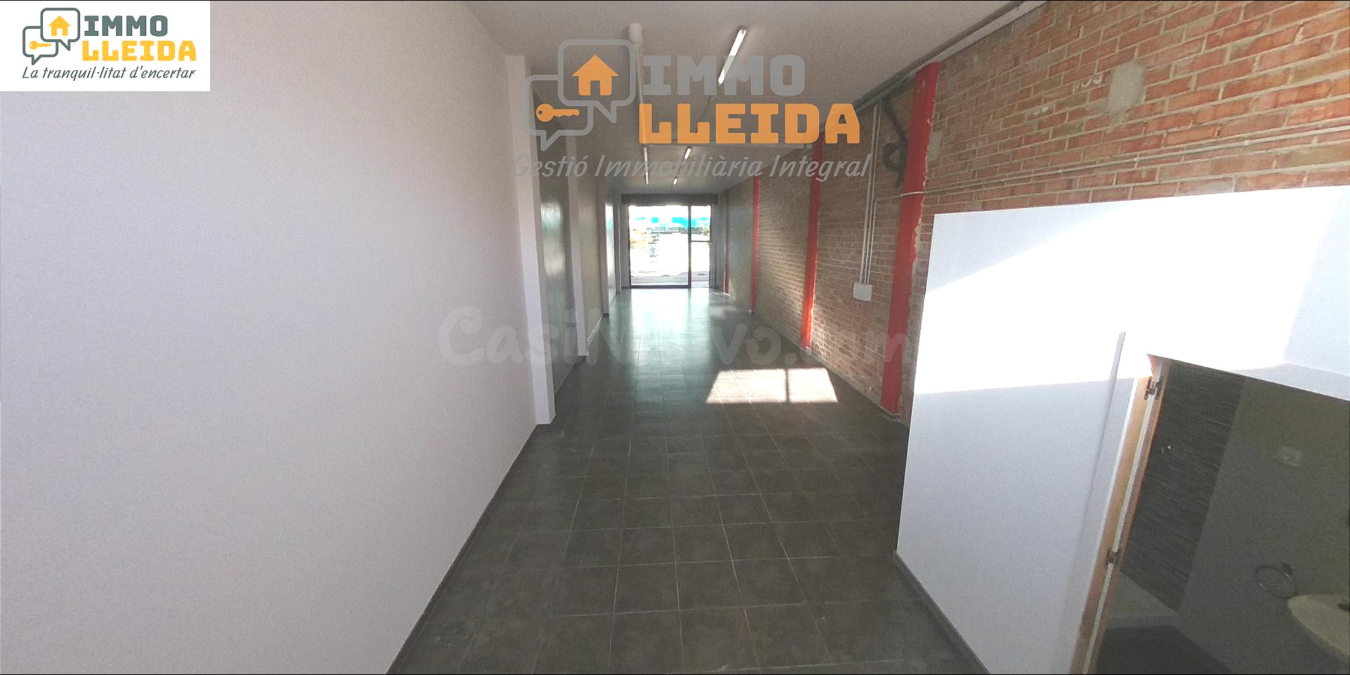 ¡Amplio local situado al lado de la zona comercial en auge d - foto 3