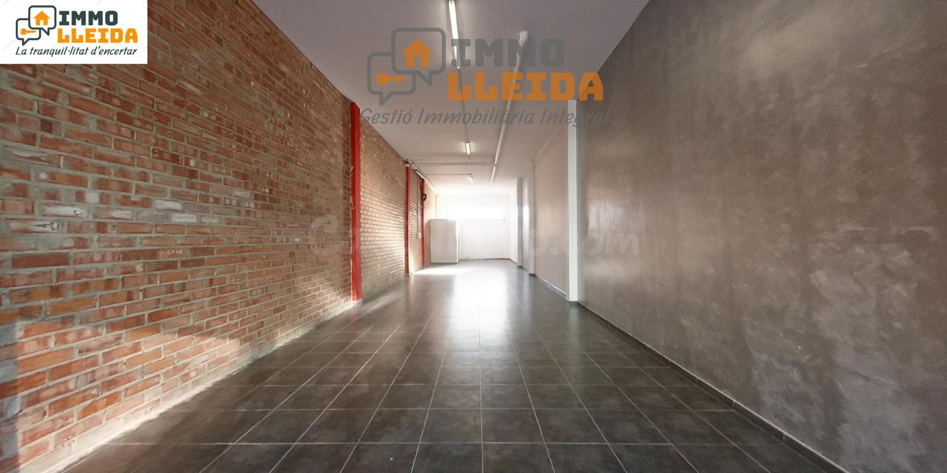 ¡Amplio local situado al lado de la zona comercial en auge d - foto 5