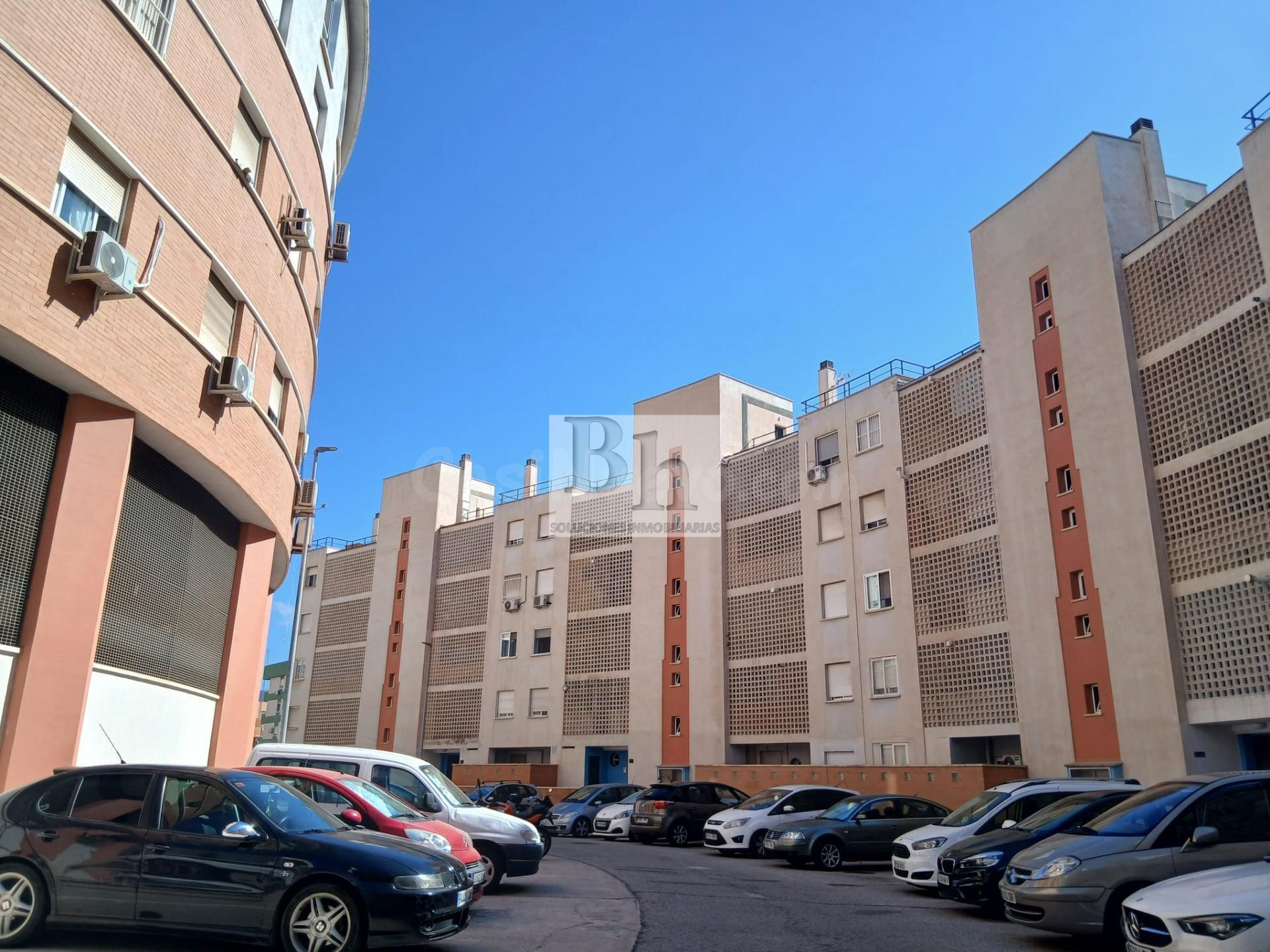 OPORTUNIDAD NUEVA MÁLAGA!! RECINTO CERRADO CON ZONA DE APARCAMIENTO, 3 DORMITORIOS, ASCENSOR, 1 BAÑO, SALÓN INDEPENDIENTE, COCINA CON LAVADERO, EXTERIOR, MEJOR VER...