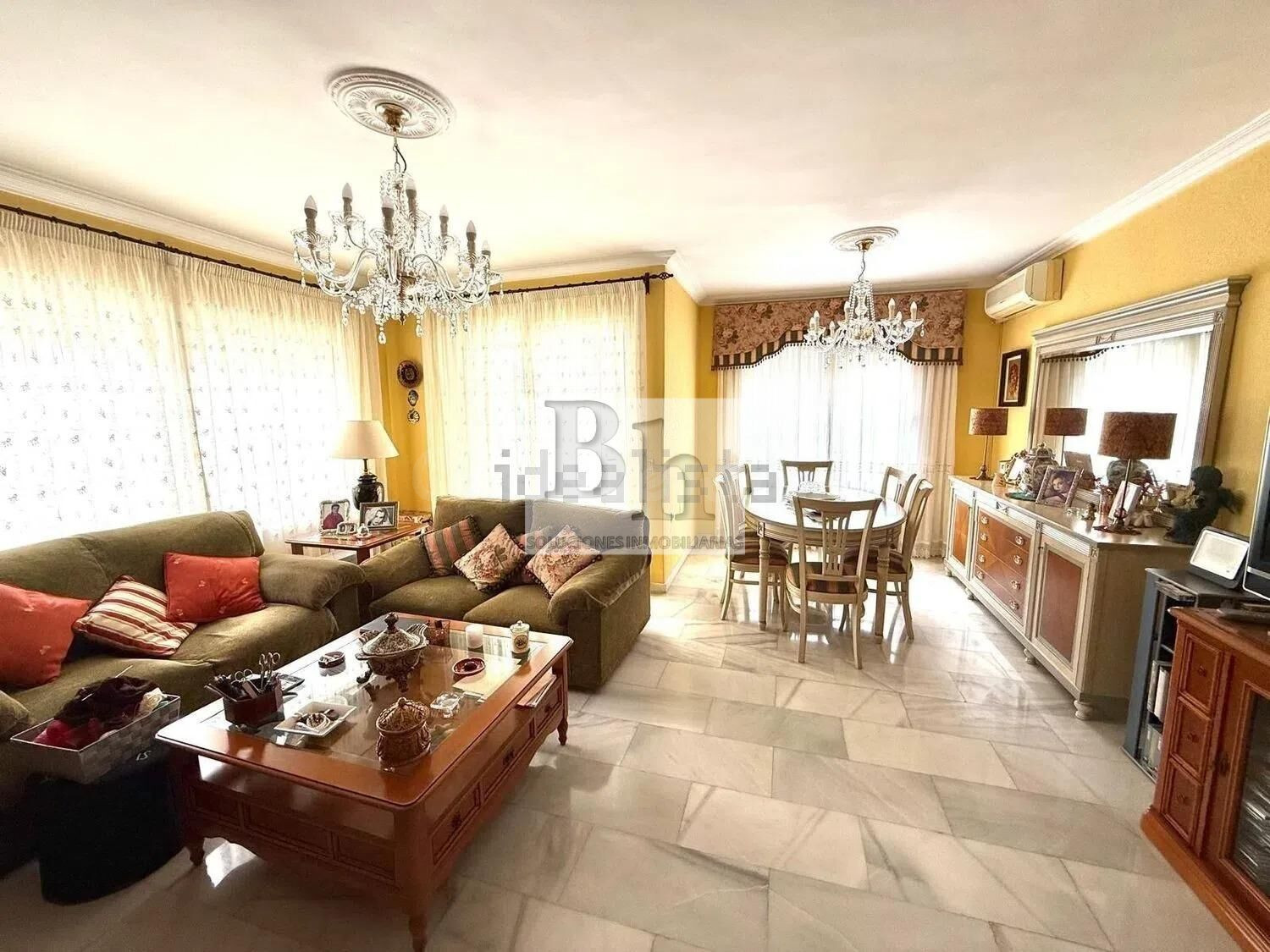 OPORTUNIDAD CARLOS DE HAYA!!  3 DORMITORIOS AMPLIOS, 2 BAÑOS, SALON INDEPENDIENTE, ORIENTACIÓN SUR-ESTE, ASCENSOR, TERRAZA 6,56 METROS, PATIO DE 20 METROS Y TRASTERO