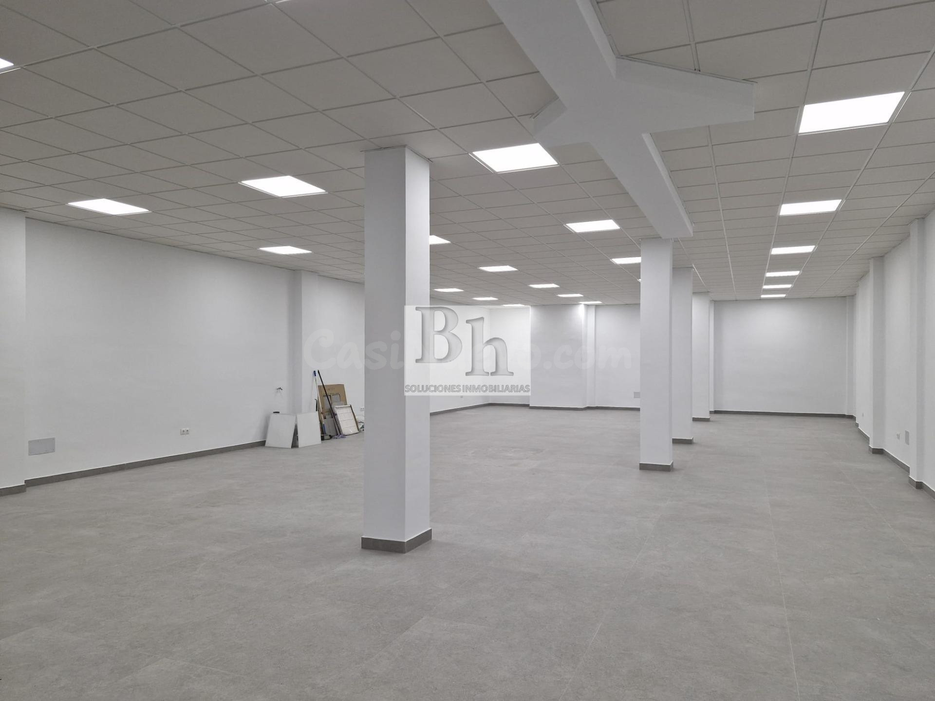 OPORTUNIDAD ALQUILER LOCAL-COMERCIAL A ESTRENAR CENTRO DE ANTEQUERA!! 215 METROS CONSTRUIDOS, DOS SALIDAS DE HUMO, DOBLE ACRISTALAMIENTO. MEJOR VER...