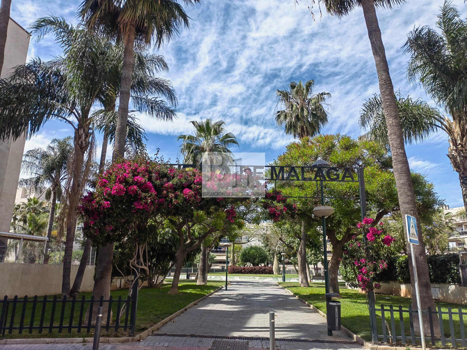 BLANHOGAR VENDE PRECIOSO PISO EN URBANIZACIÓN PUERTA DE MALAGA