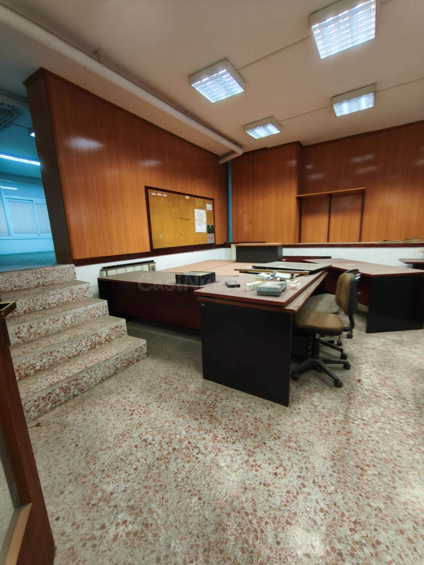 Se vende amplio local en zona Roureda con una superficie total de 489 m2 distribuidos en dos alturas.