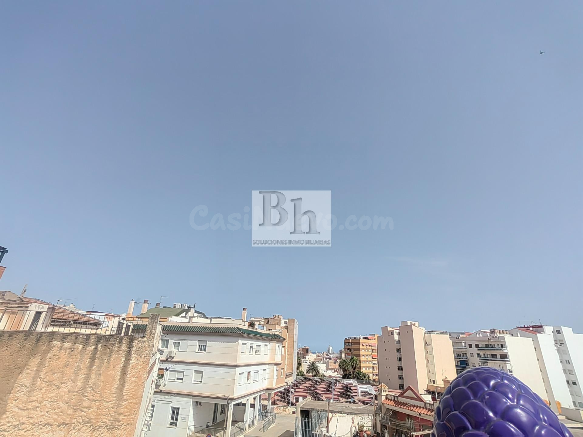 BLANHOGAR VENDE CASA CON GRAN TERRAZA!!!