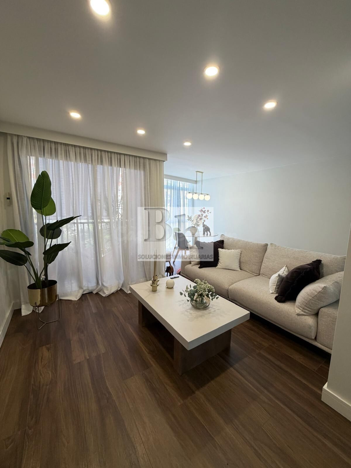 Elegante vivienda de diseño con terraza y acabados premium