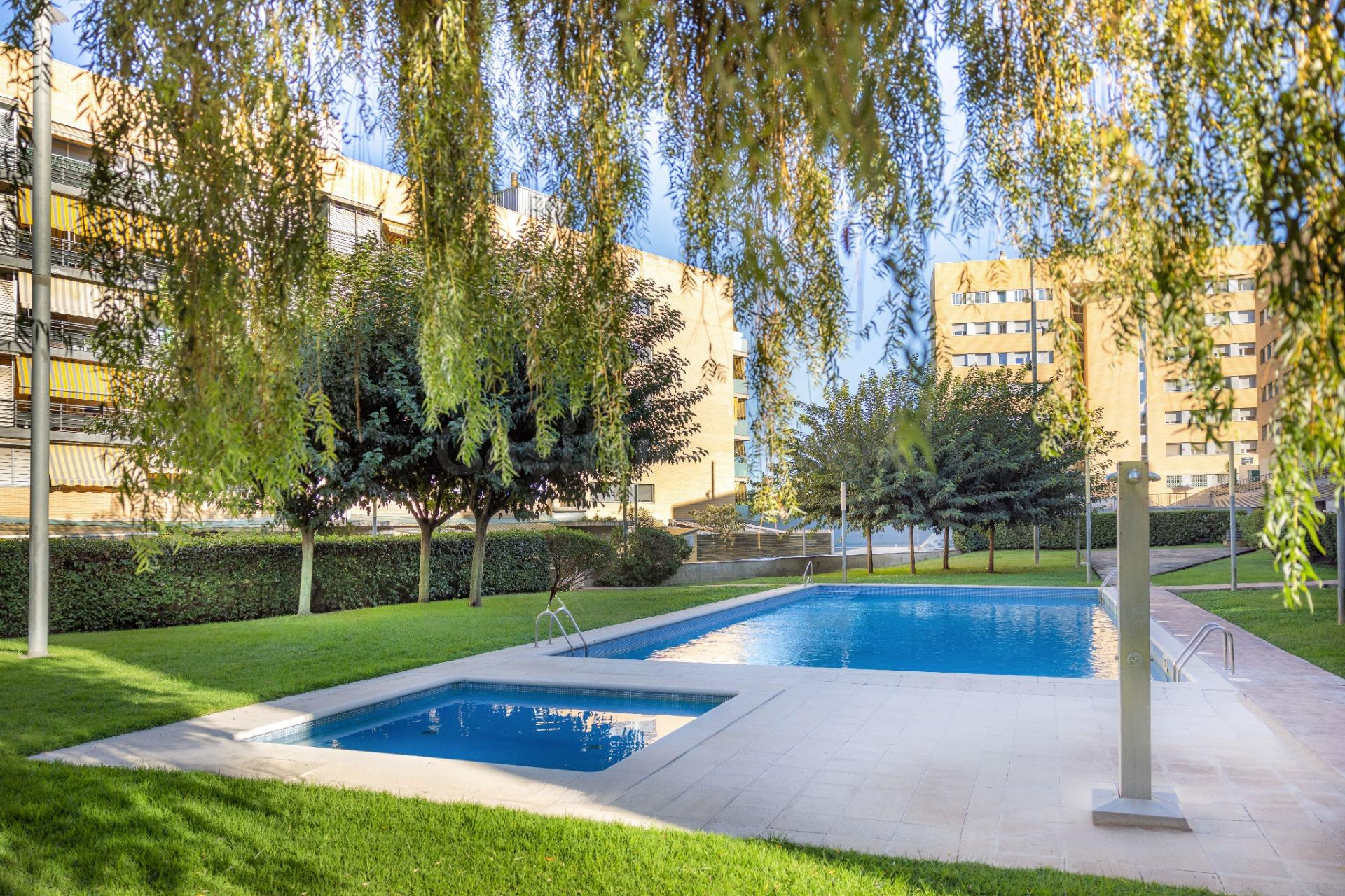 Piso amplio de 3 habitaciones con piscina y balcón en Viladecans