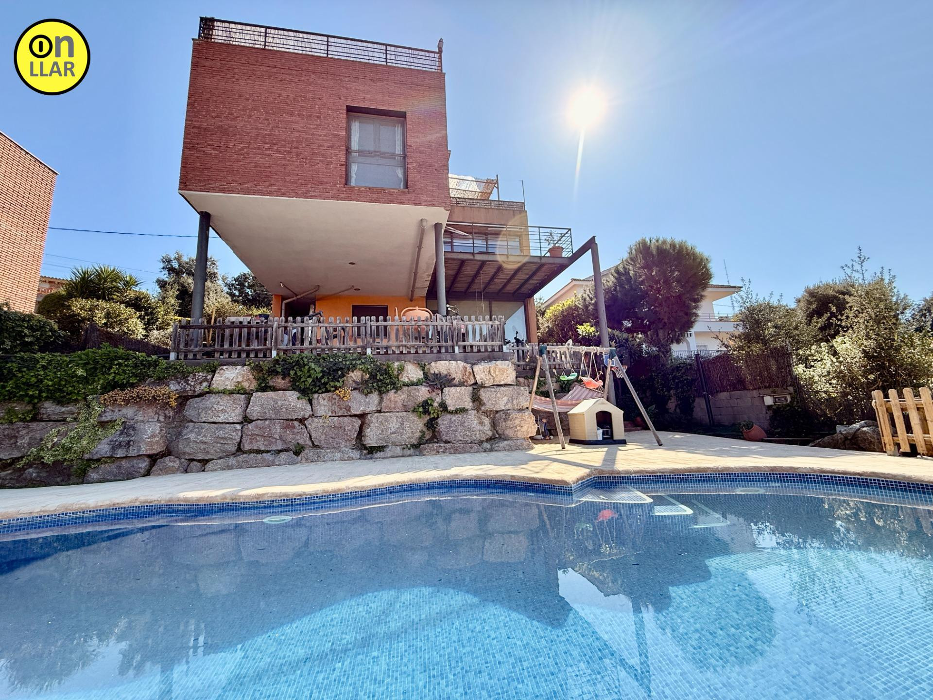 CASA CON PISCINA DISTRIBUIDA EN DOS VIVIENDAS