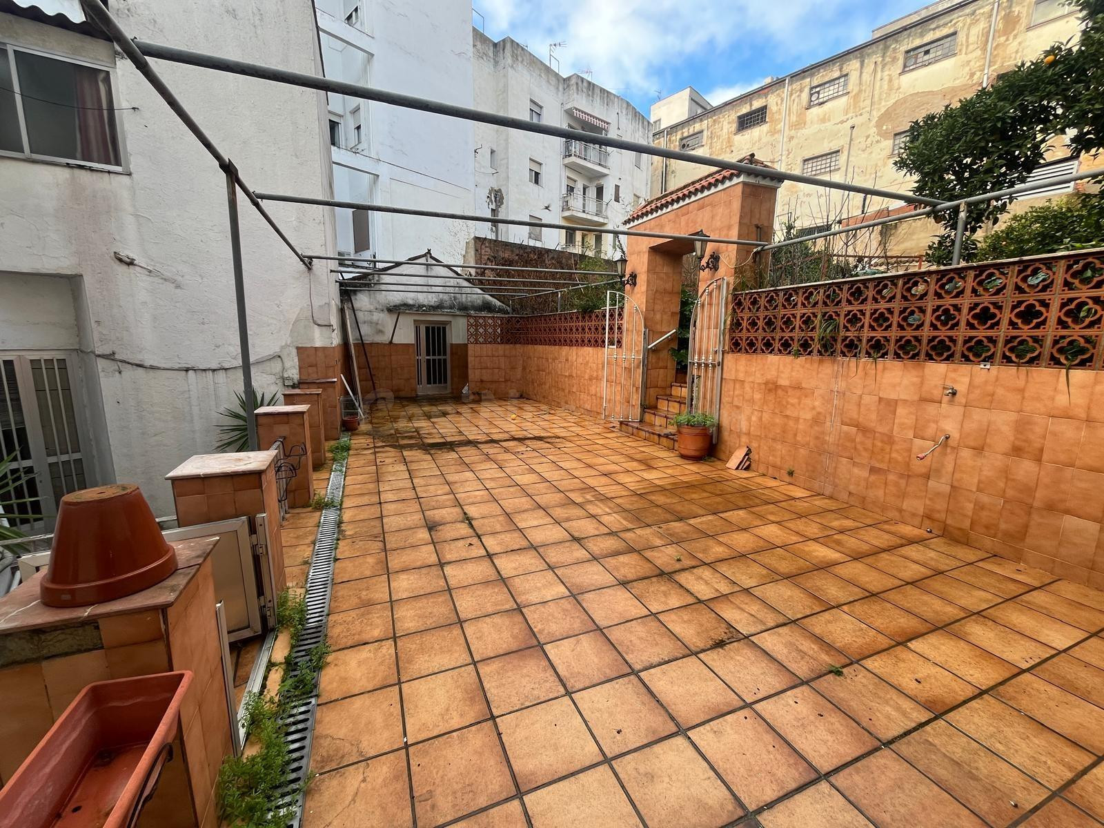 Edificio Semireformado en el Corazón de Cáceres - Oportunidad Única