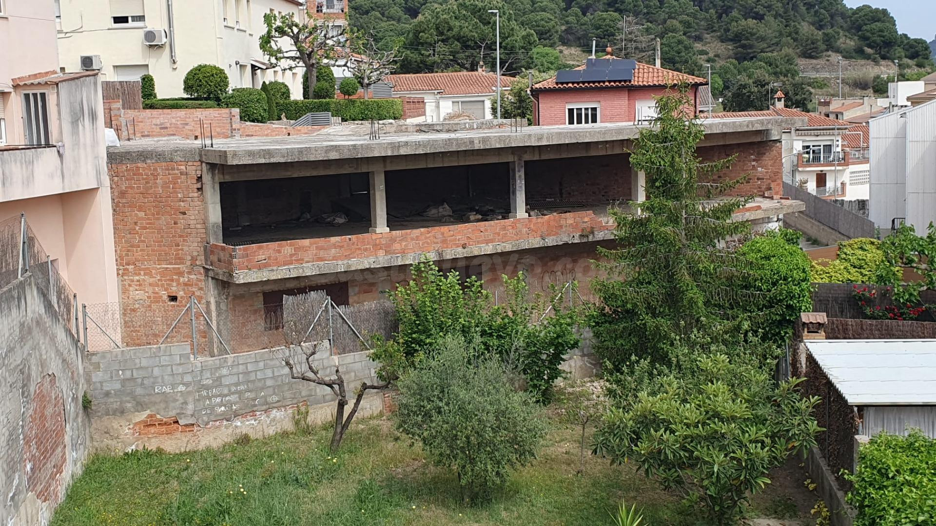 ¡Oportunidad en Capellades! Casa con almacén y dos plantas para proyecto de construcción!