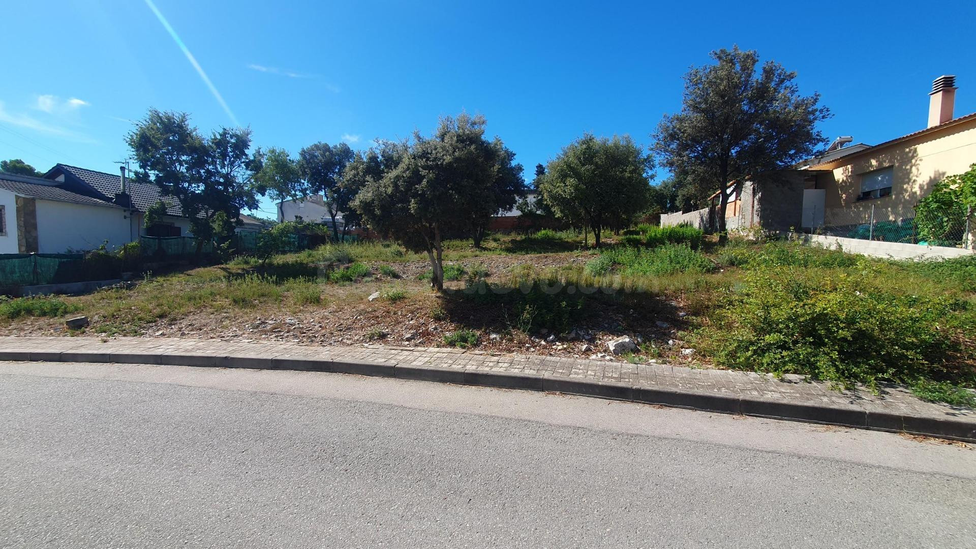 TERRENO URBANO DE 1.020 M2 JUNTO AL BOSQUE EN PINEDES DE L’ARMENGOL