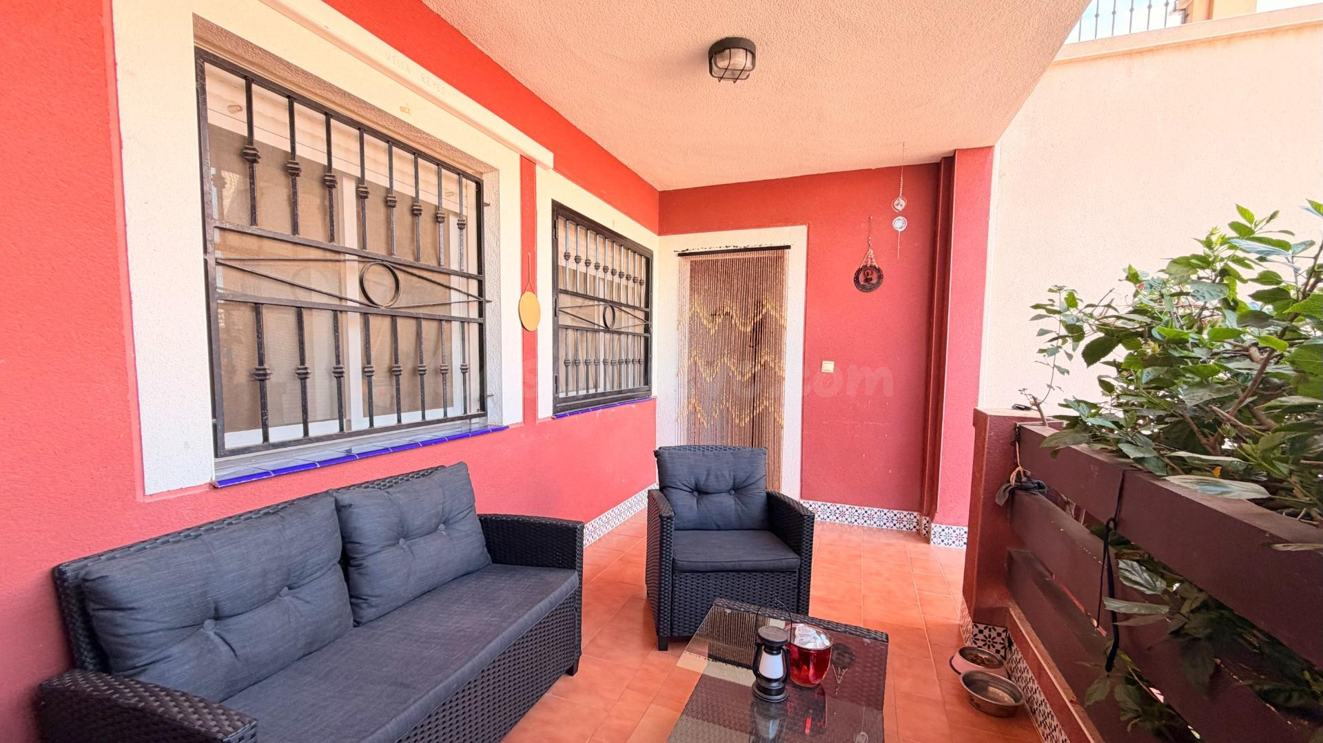 Bungalow en planta baja con jardín y piscina comunitaria en Orihuela Costa