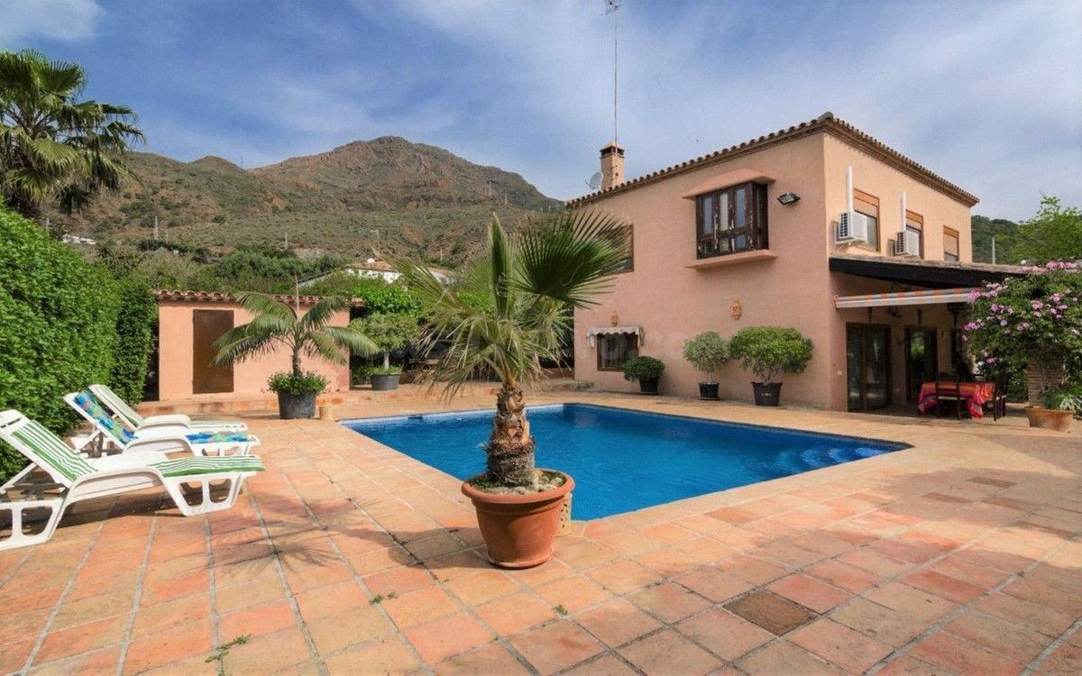 Finca rústica 4 habitaciones 240m² en venta - Zona Las Mesas