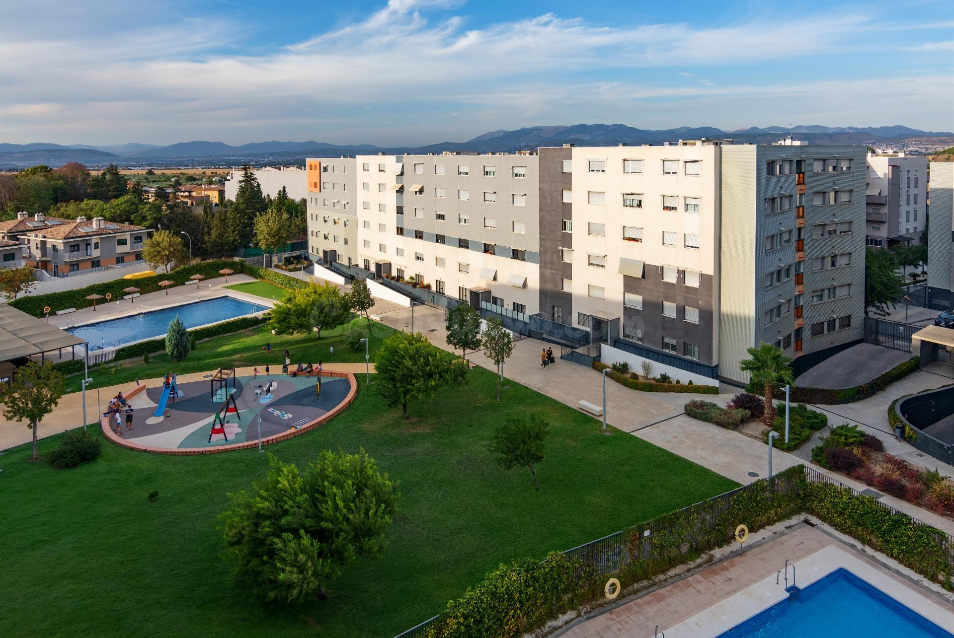 Inversión y calidad de vida: cuarta planta exterior con vistas a la sierra, piscina, garaje y trastero en Alhendín.