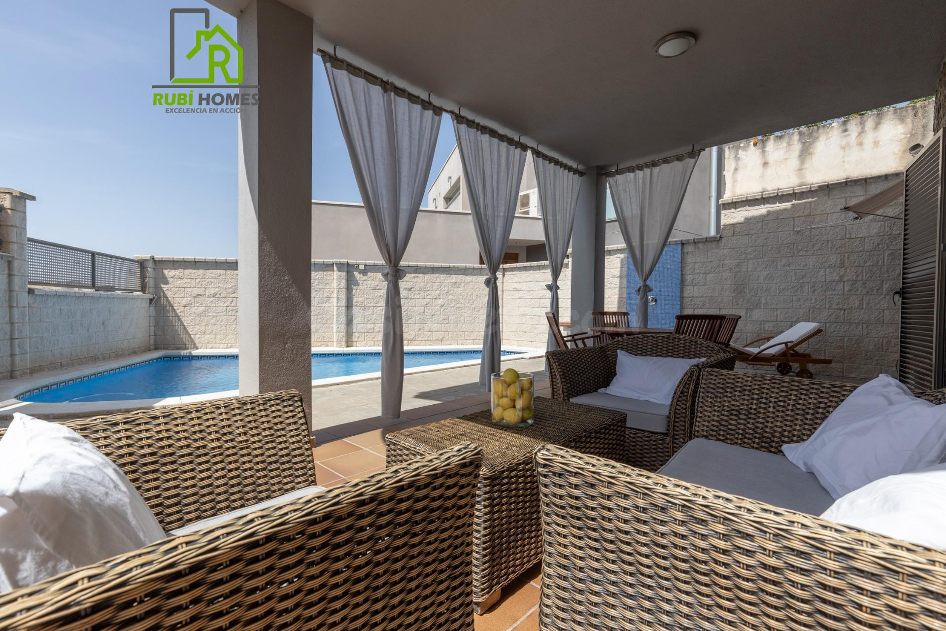 CHALET INDEPENDIENTE MODERNO CON PISCINA PRIVADA