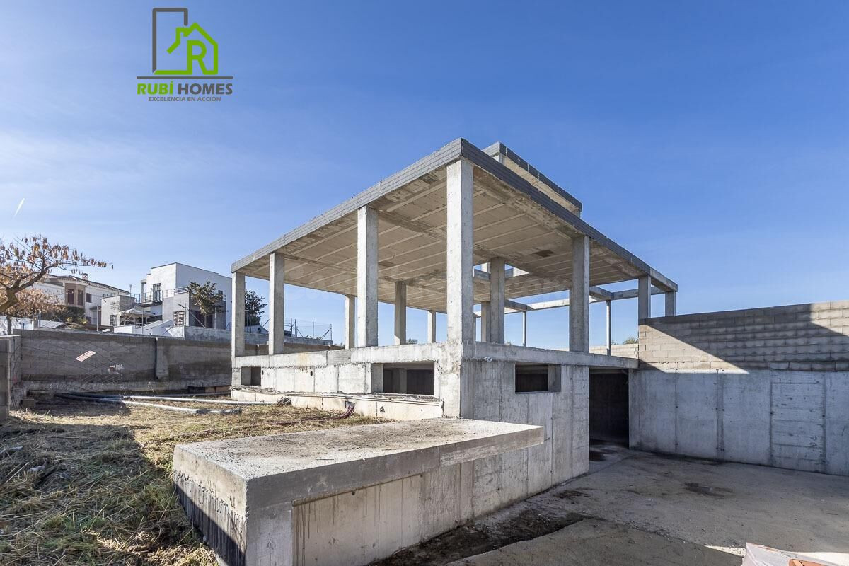 Parcela exclusiva con estructura de Chalet independiente y piscina en Urb. El Montecillo, Las Gabias