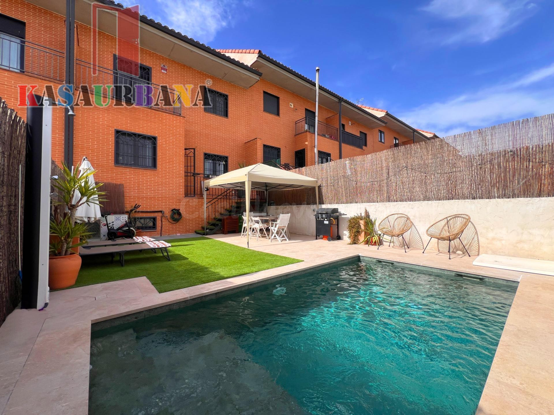 KASAURBANA ofrece en VENTA CHALET  de diseño con piscina salina, aerotermia y vistas despejadas a solo 12 minutos de Pinto
