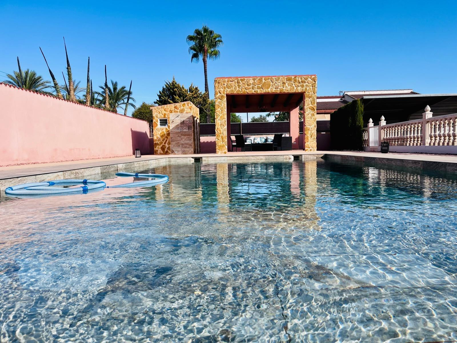 Chalet independiente en Matola, Elche — Exclusividad, amplitud y privacidad