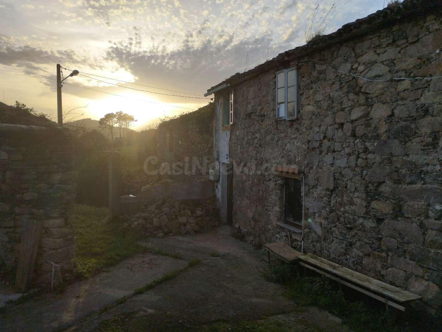 Casa de piedra para rehabilitar con gran finca en Meirás, Valdoviño.