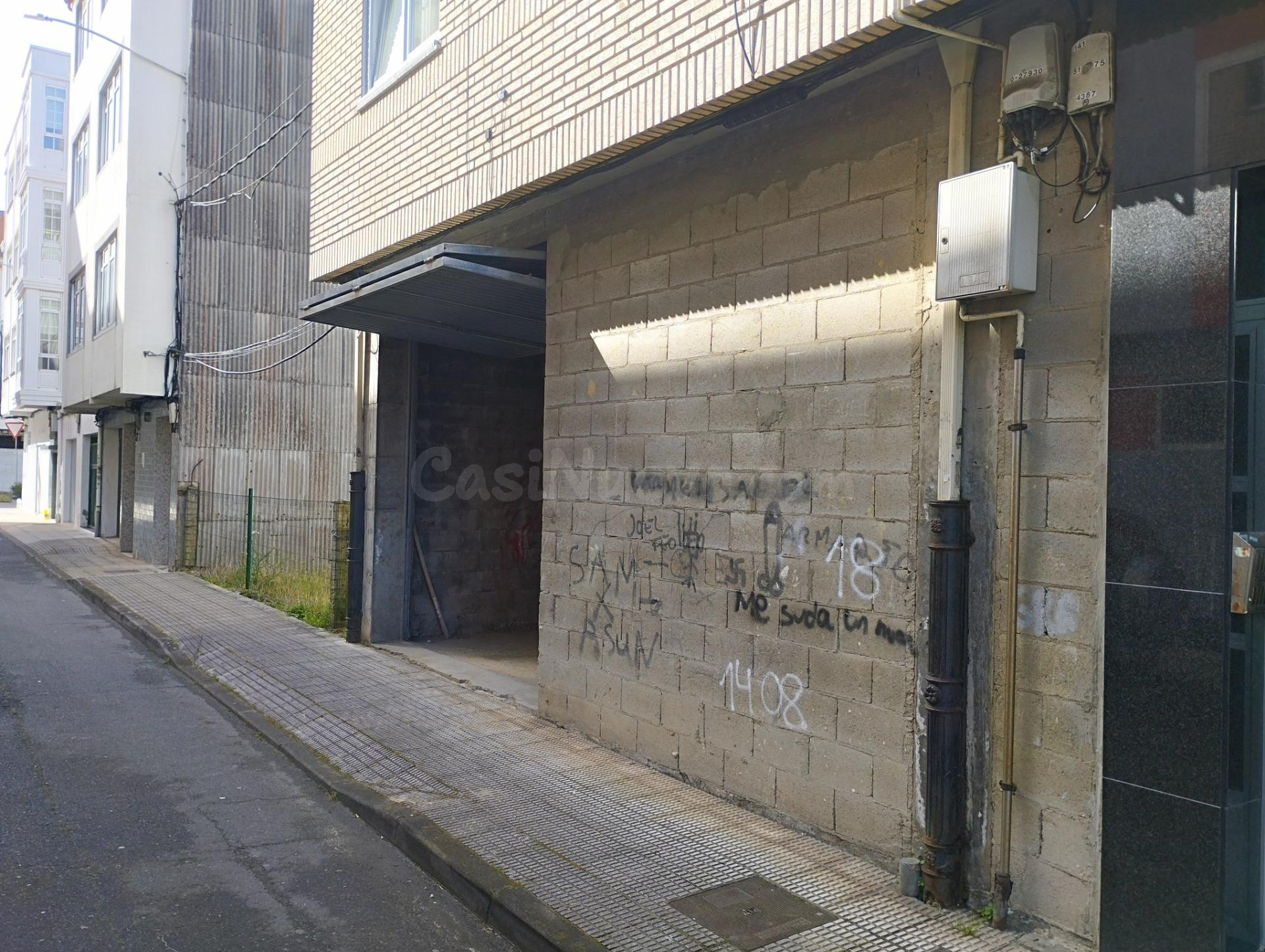 Bajo comercial en Santa Cecilia, Narón.
