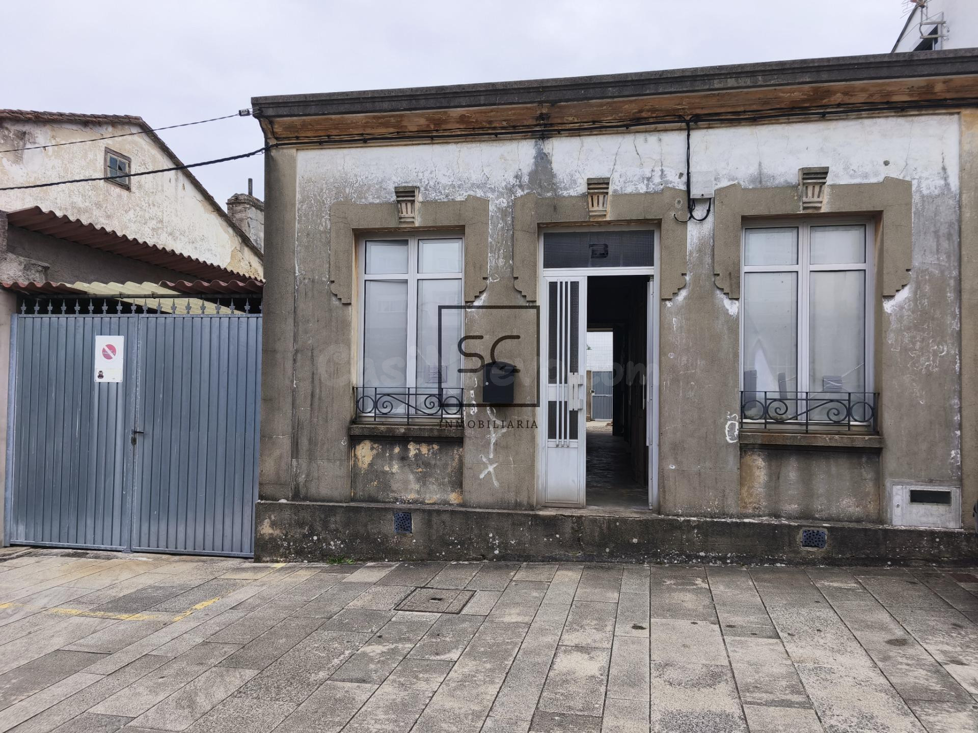 Casa con garajes y bodega en Neda.